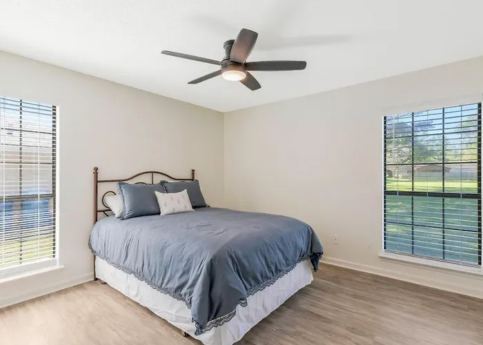 Updated & Centrally Located 3 Bed Ferienhaus