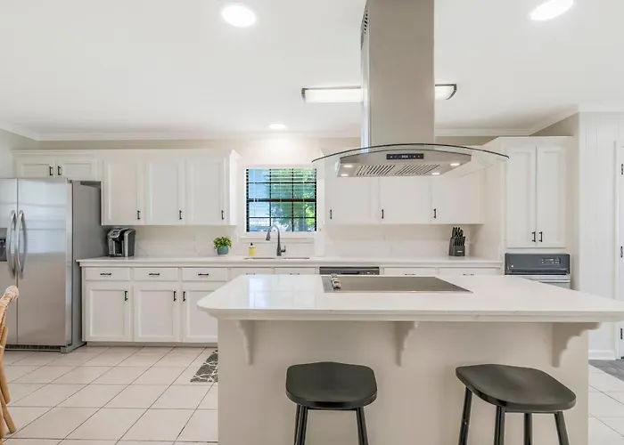 Updated & Centrally Located 3 Bed Holiday home