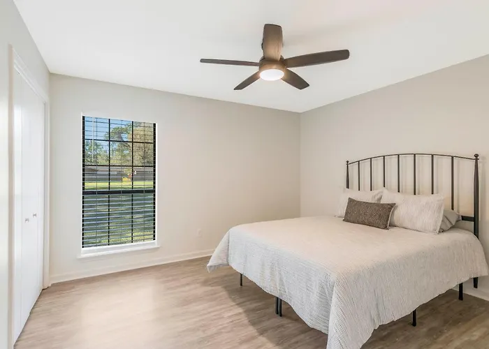Updated & Centrally Located 3 Bed *